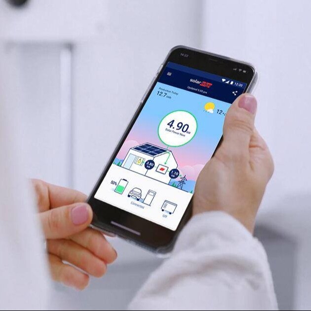 mySolarEdge - Phone in hand_lifestyle-3